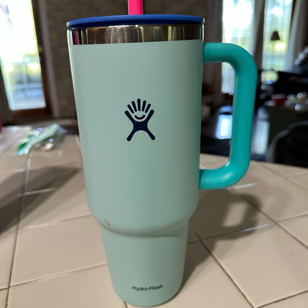 Hydro Flask Aqua Blue Tumbler with Handle